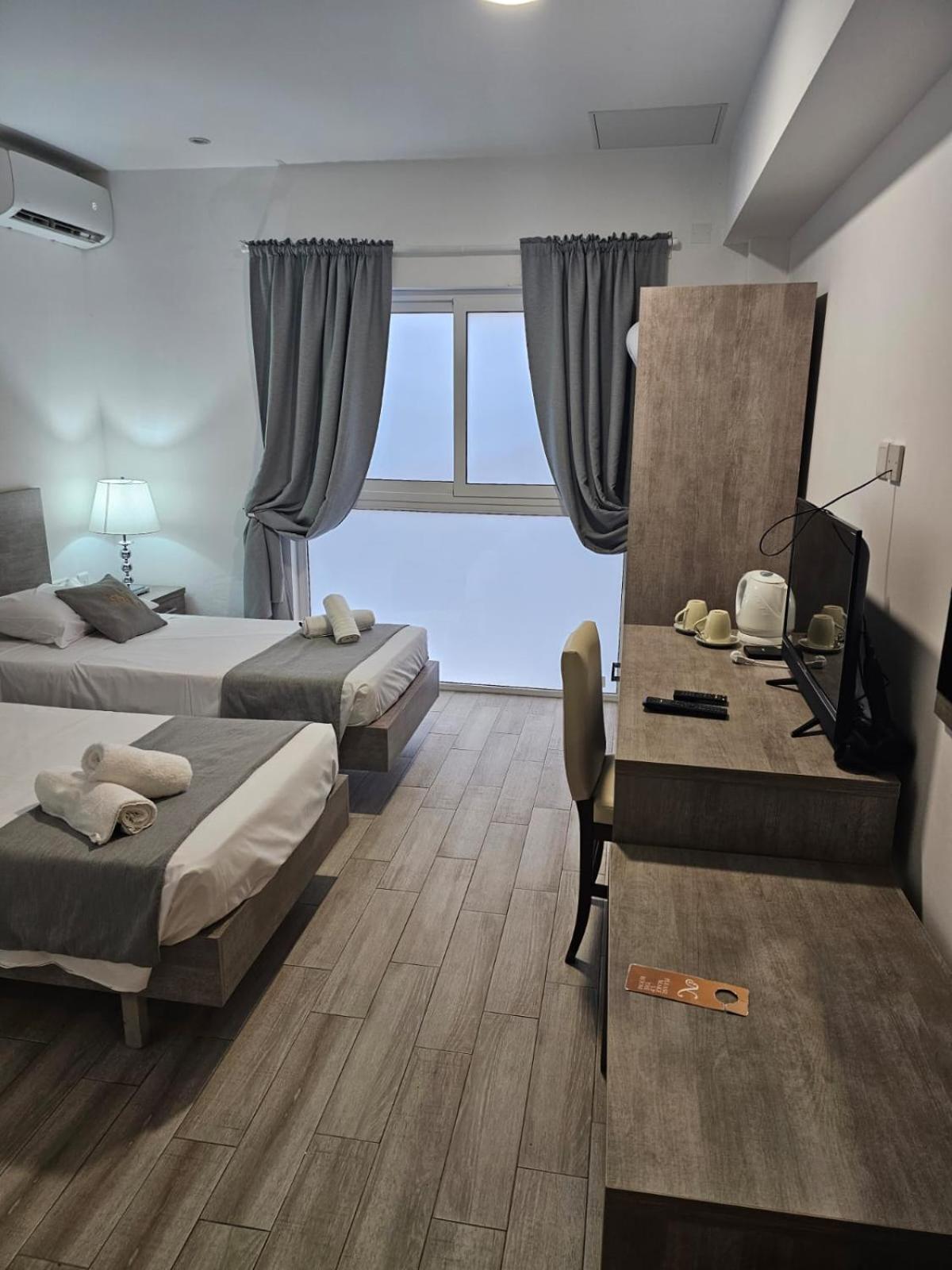 Napoli Suites Studios Aparthotel Saint Julian's ภายนอก รูปภาพ