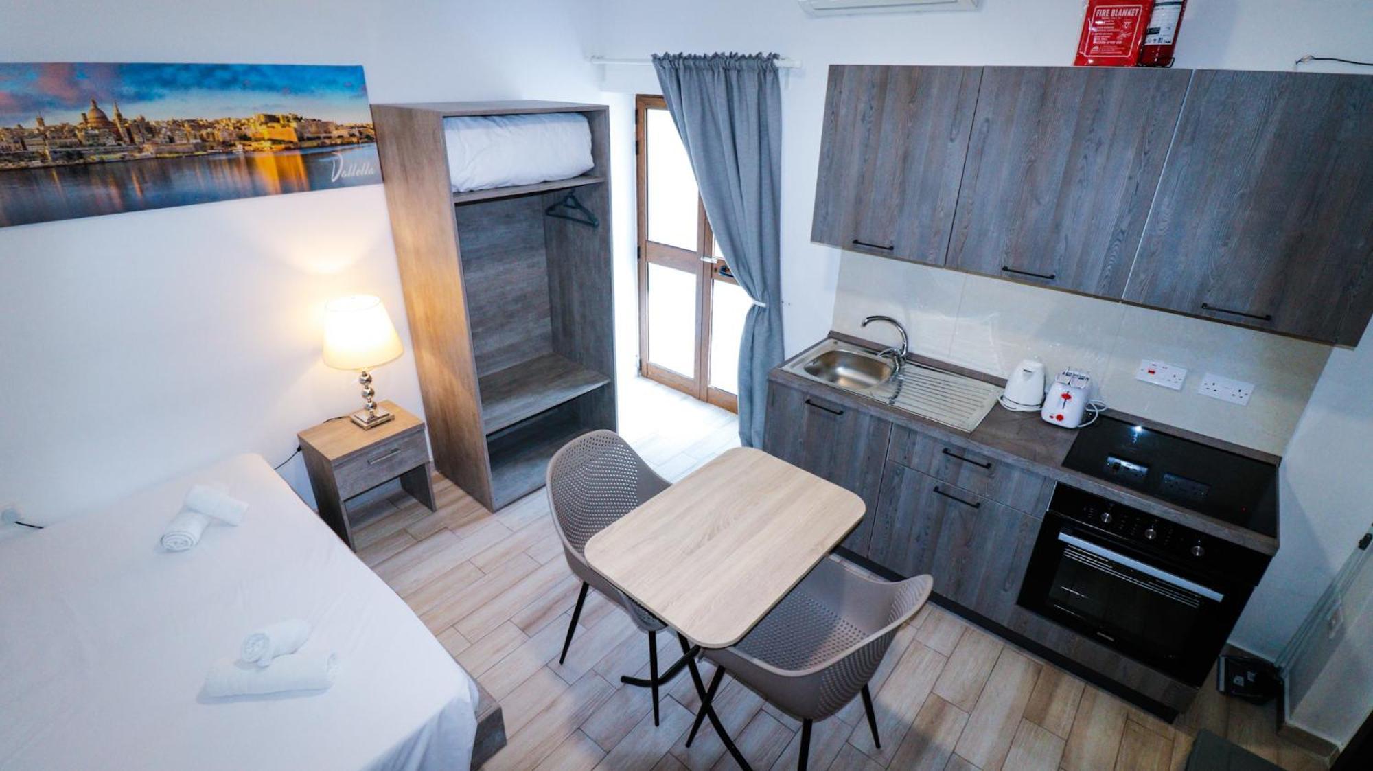 Napoli Suites Studios Aparthotel Saint Julian's ภายนอก รูปภาพ
