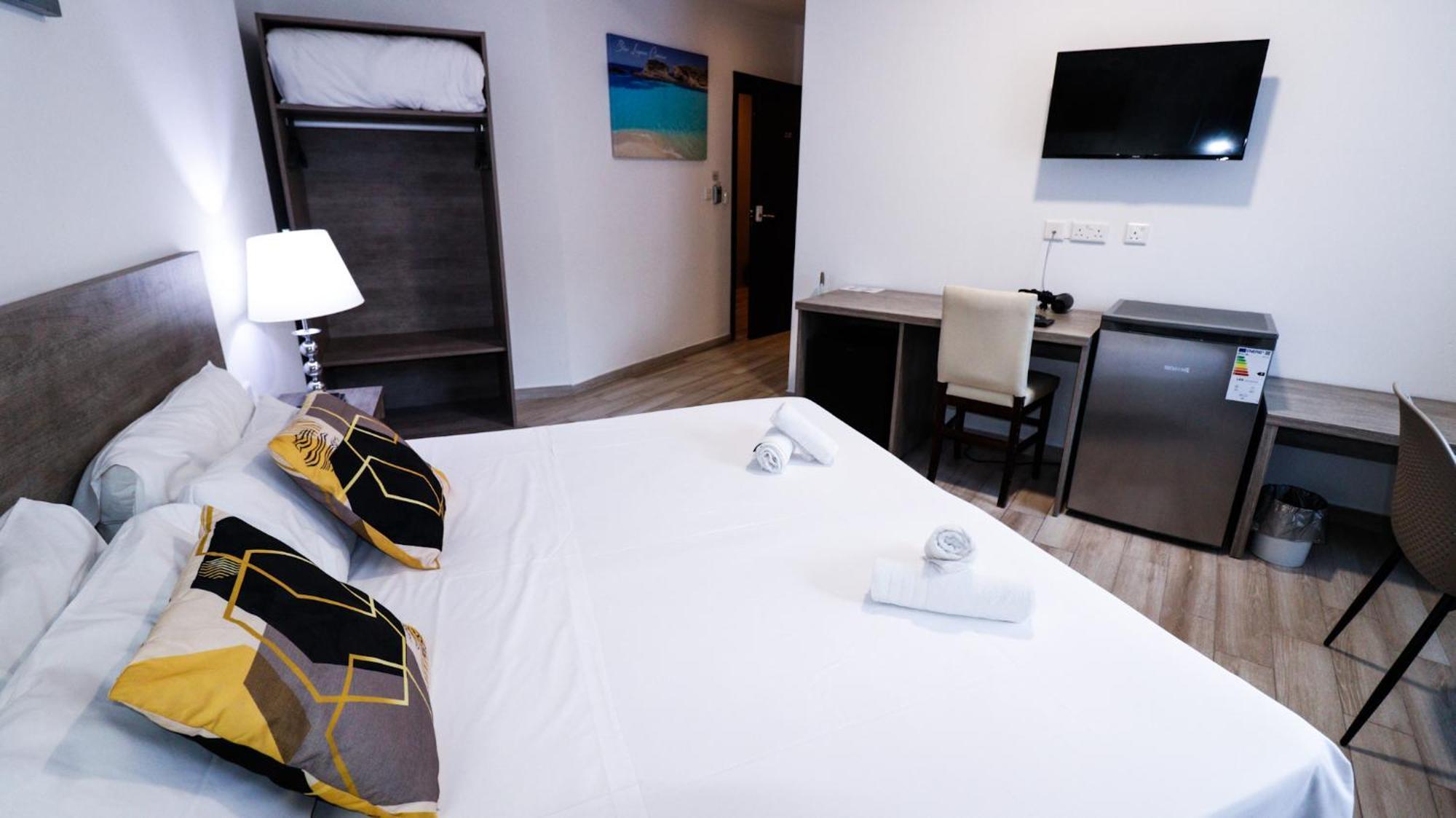 Napoli Suites Studios Aparthotel Saint Julian's ภายนอก รูปภาพ