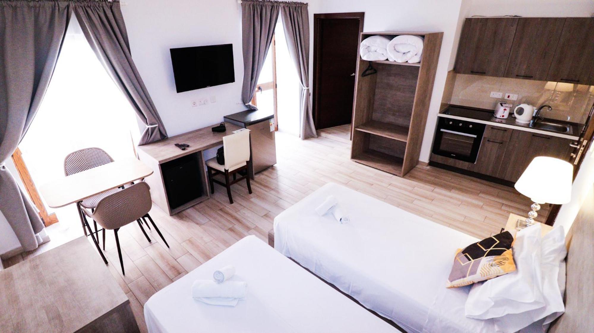 Napoli Suites Studios Aparthotel Saint Julian's ภายนอก รูปภาพ