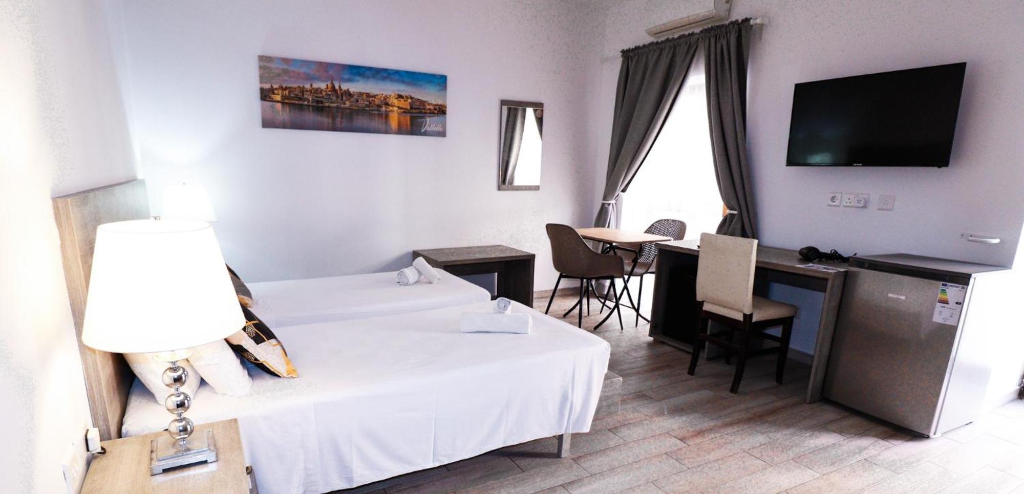 Napoli Suites Studios Aparthotel Saint Julian's ภายนอก รูปภาพ