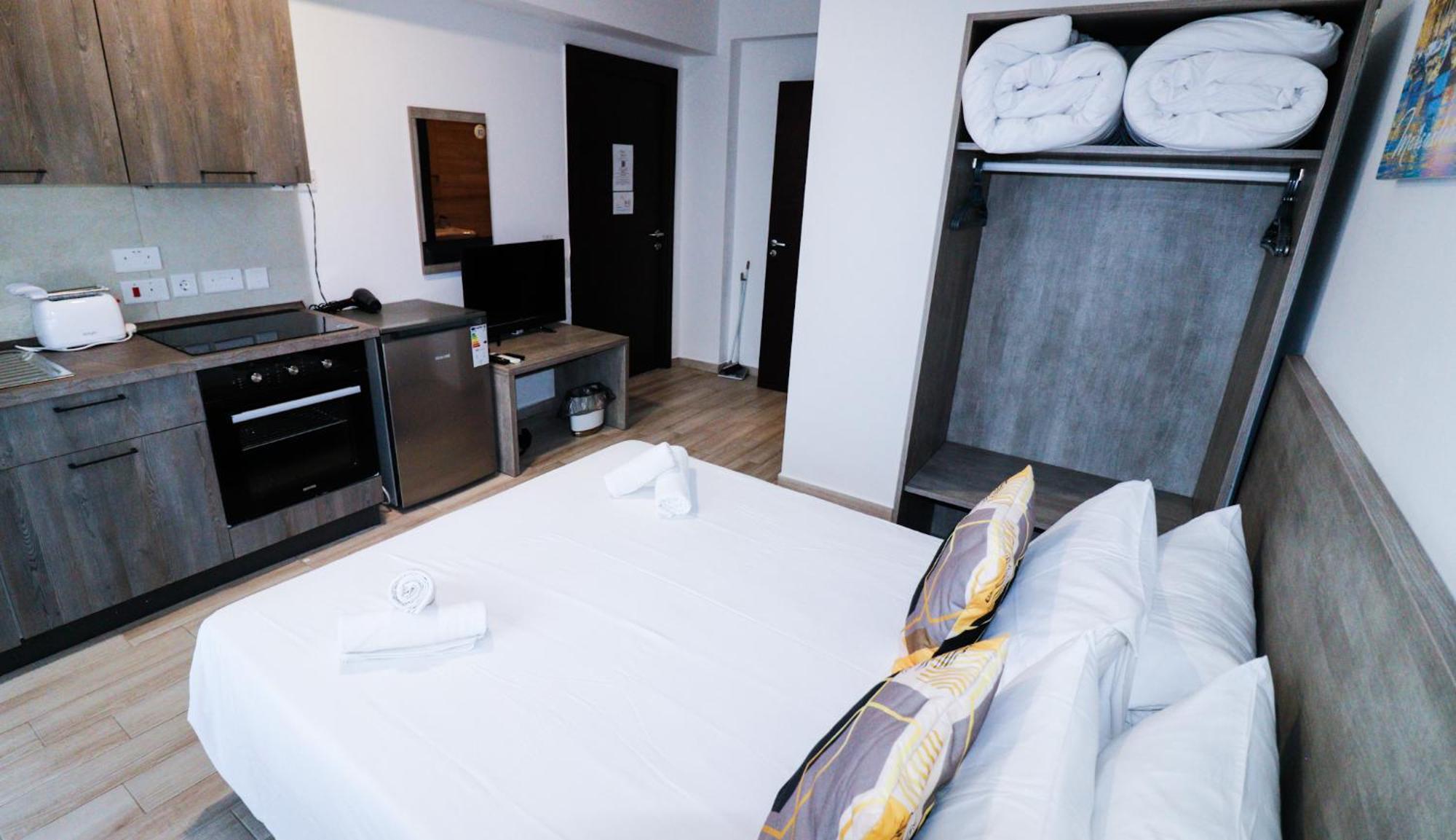 Napoli Suites Studios Aparthotel Saint Julian's ภายนอก รูปภาพ