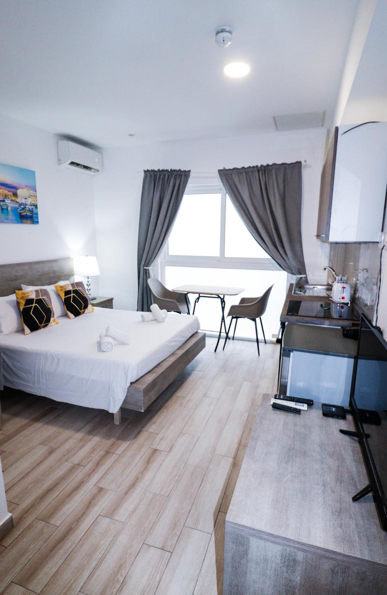 Napoli Suites Studios Aparthotel Saint Julian's ภายนอก รูปภาพ
