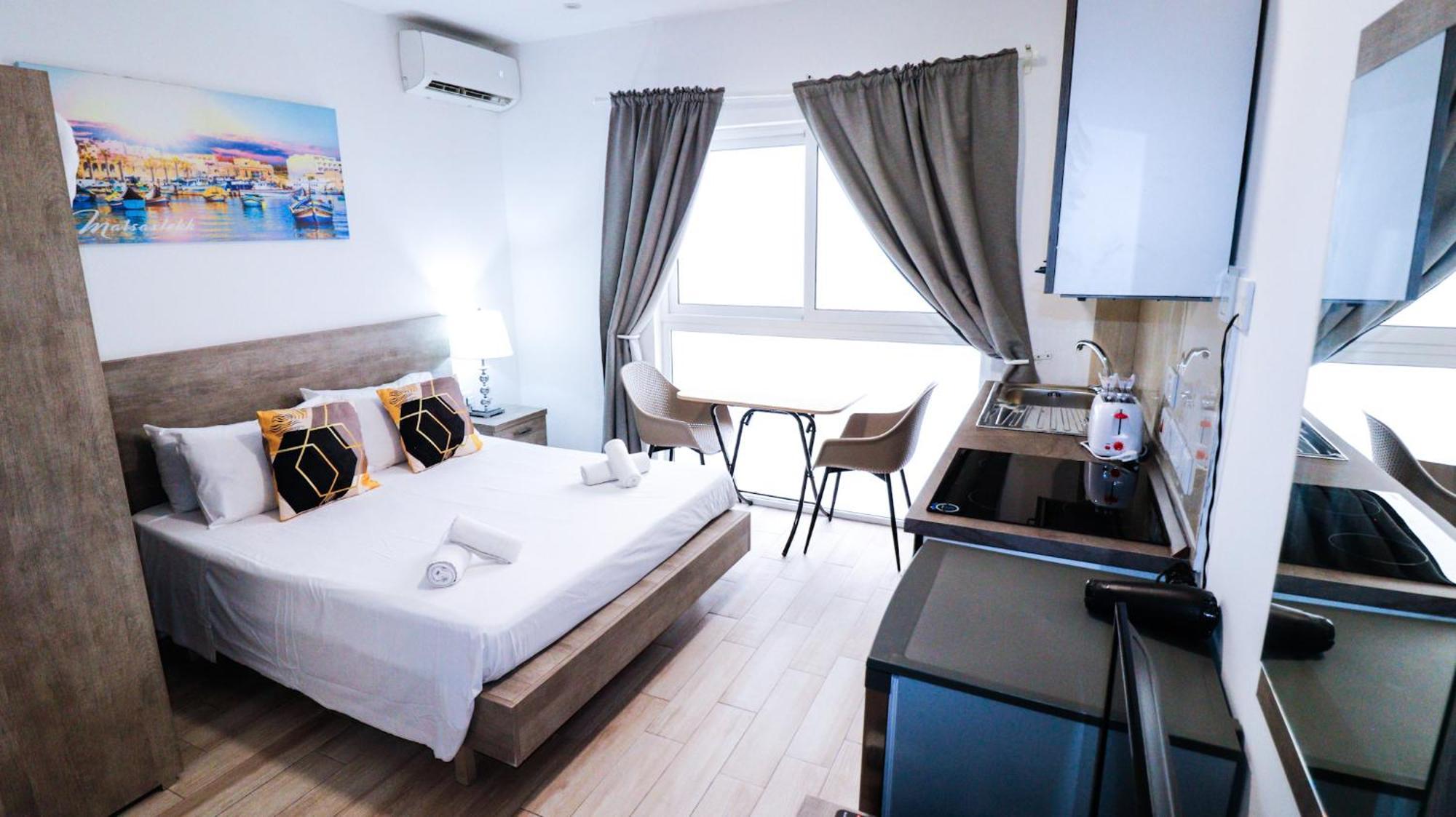 Napoli Suites Studios Aparthotel Saint Julian's ภายนอก รูปภาพ