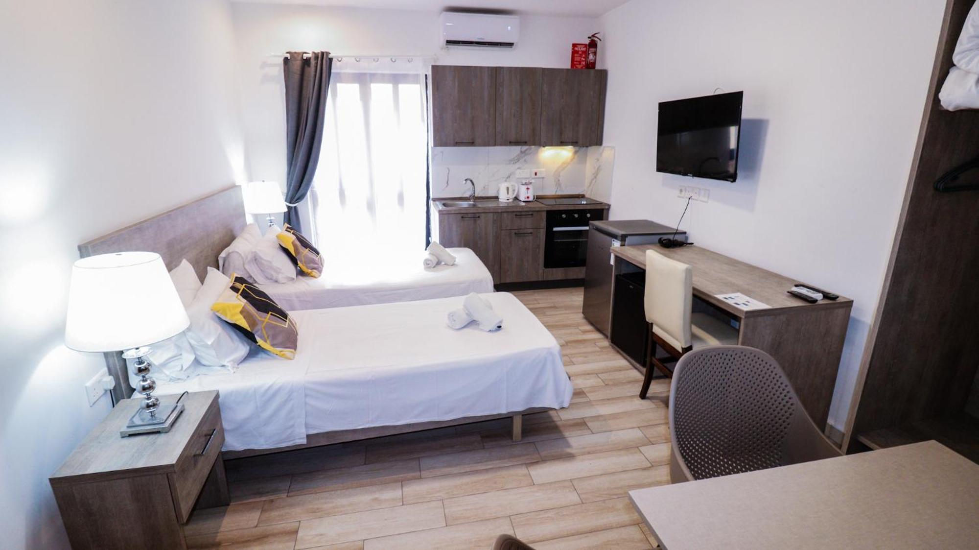 Napoli Suites Studios Aparthotel Saint Julian's ภายนอก รูปภาพ