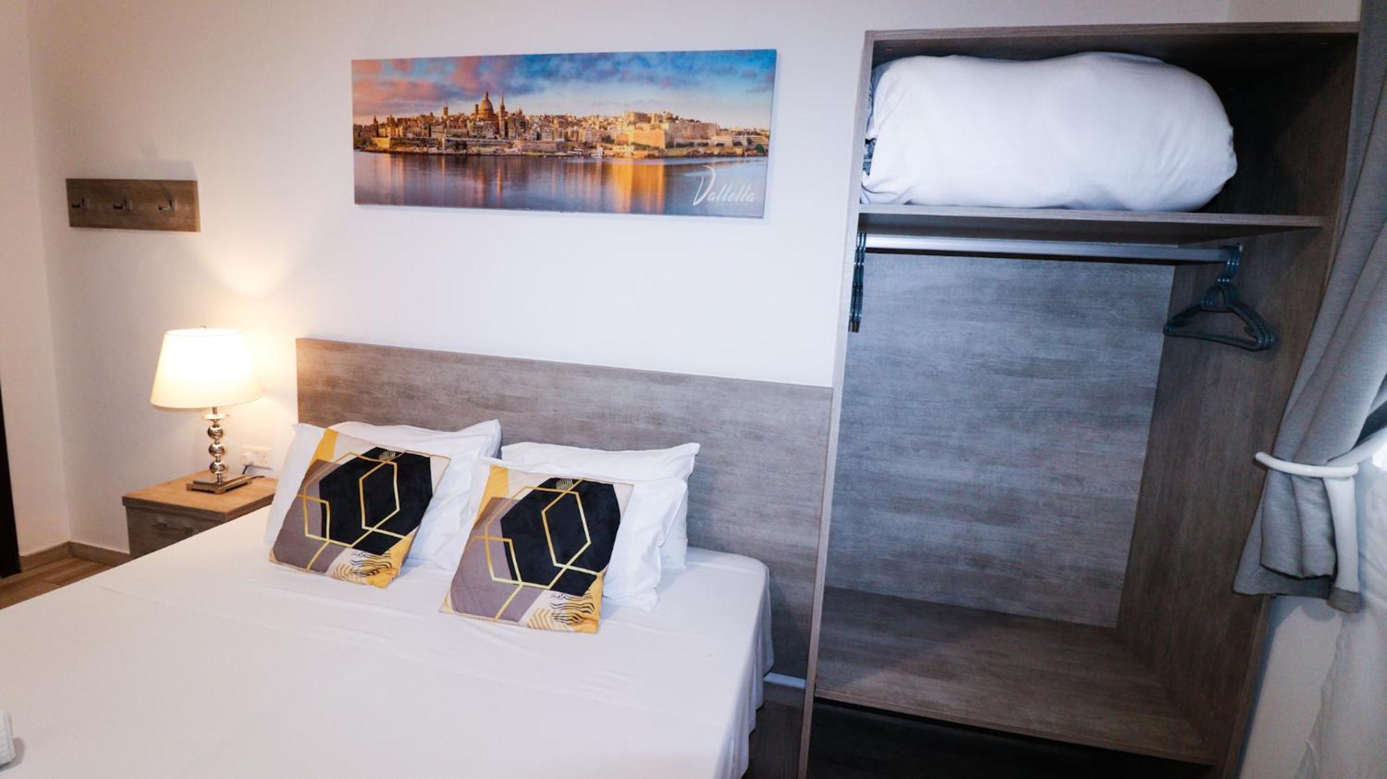 Napoli Suites Studios Aparthotel Saint Julian's ภายนอก รูปภาพ