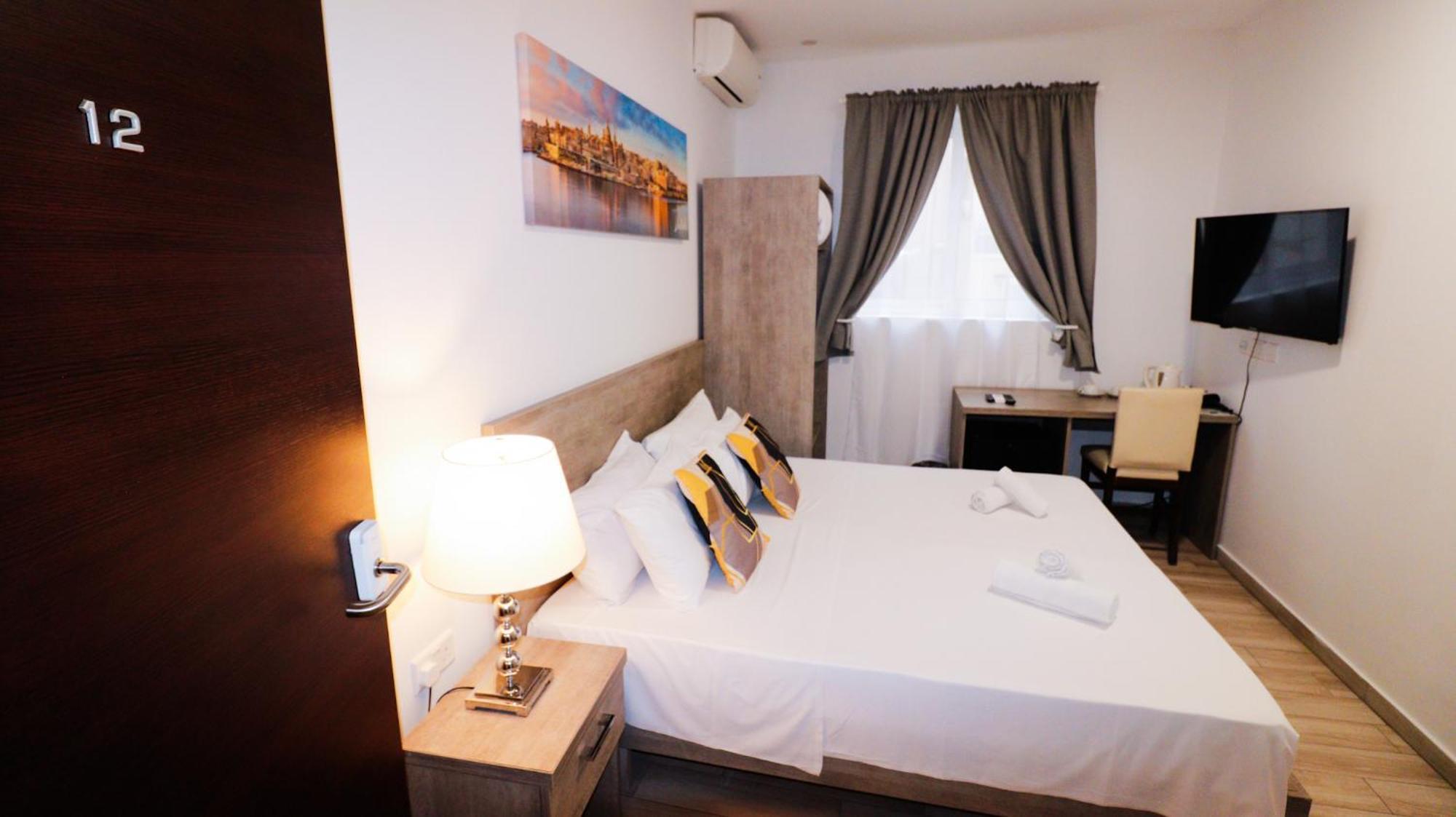 Napoli Suites Studios Aparthotel Saint Julian's ภายนอก รูปภาพ